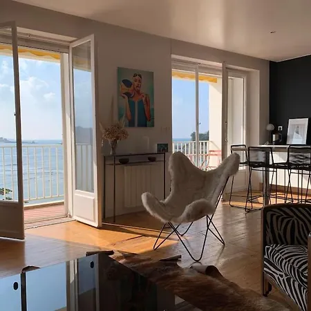 Les Pieds Dans L Eau *